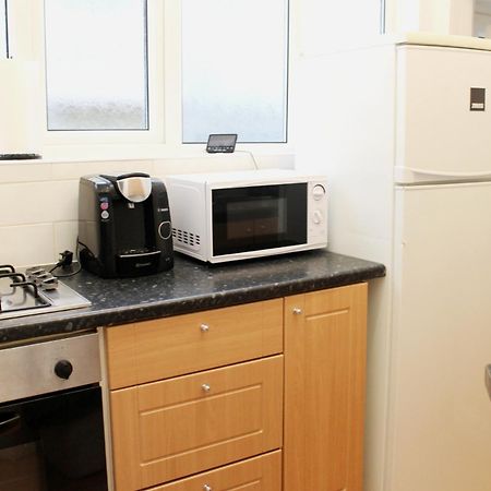 Large Garden Apartment On Golders Green High Road London Exteriör bild