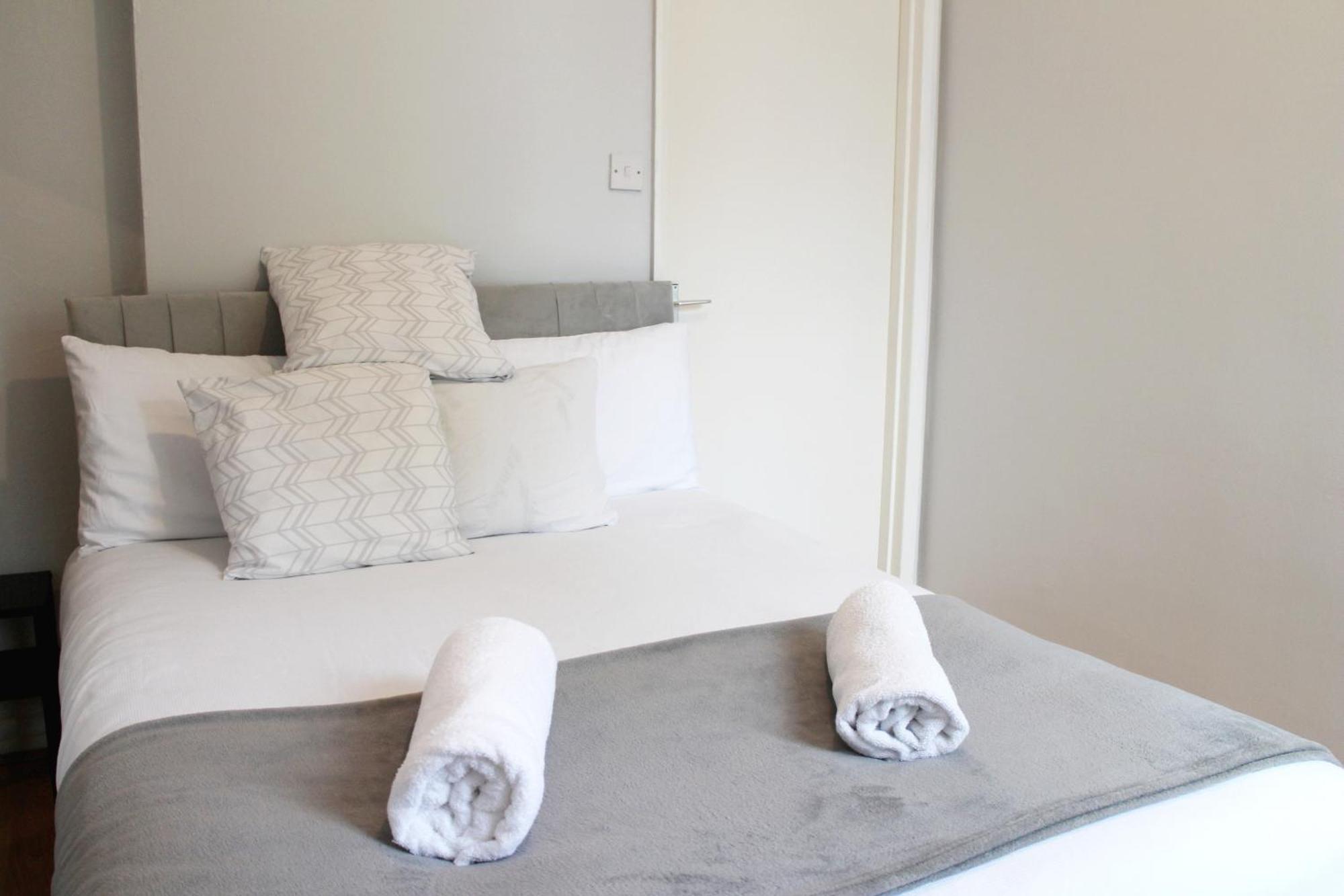 Large Garden Apartment On Golders Green High Road London Exteriör bild