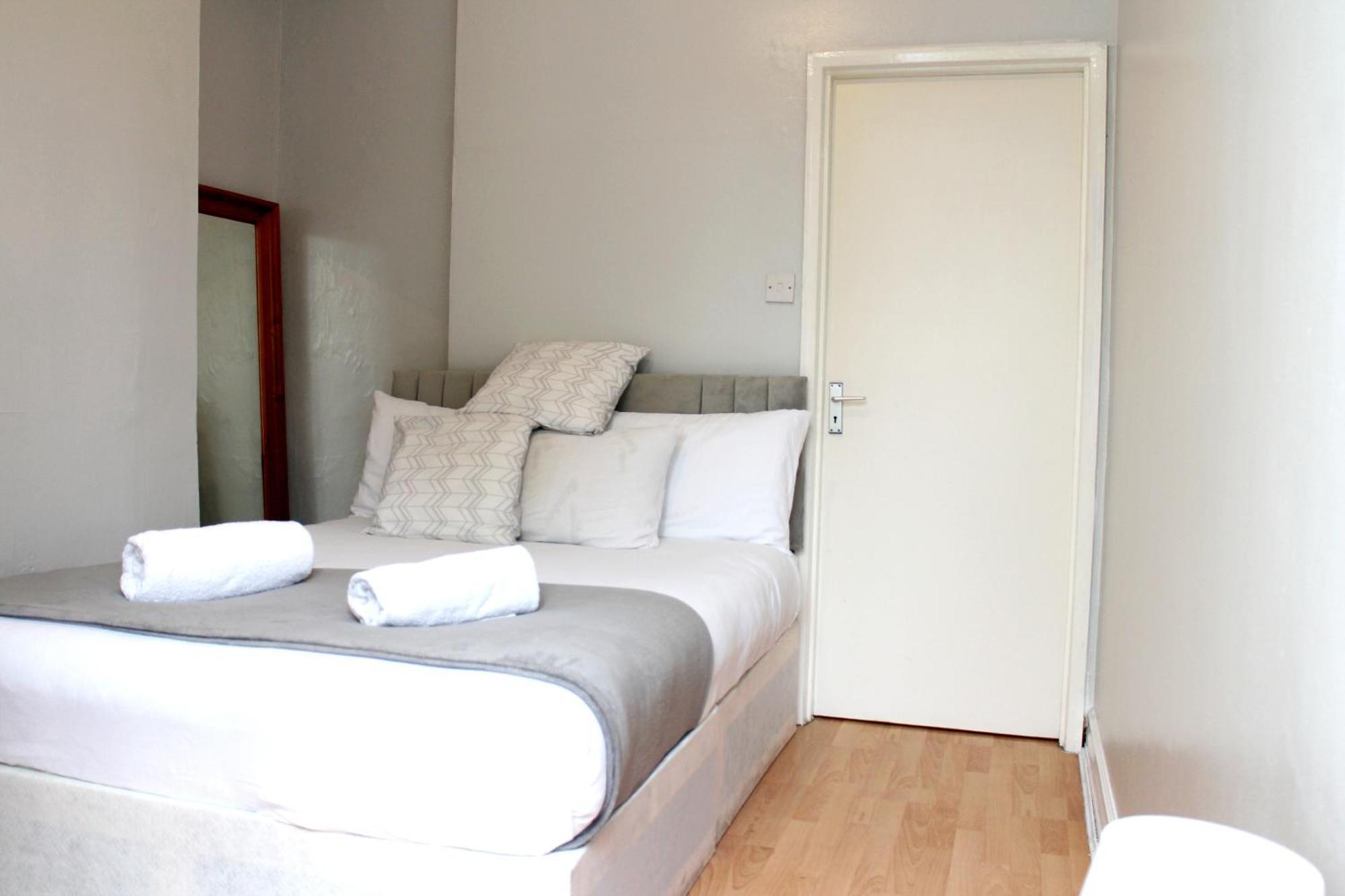 Large Garden Apartment On Golders Green High Road London Exteriör bild