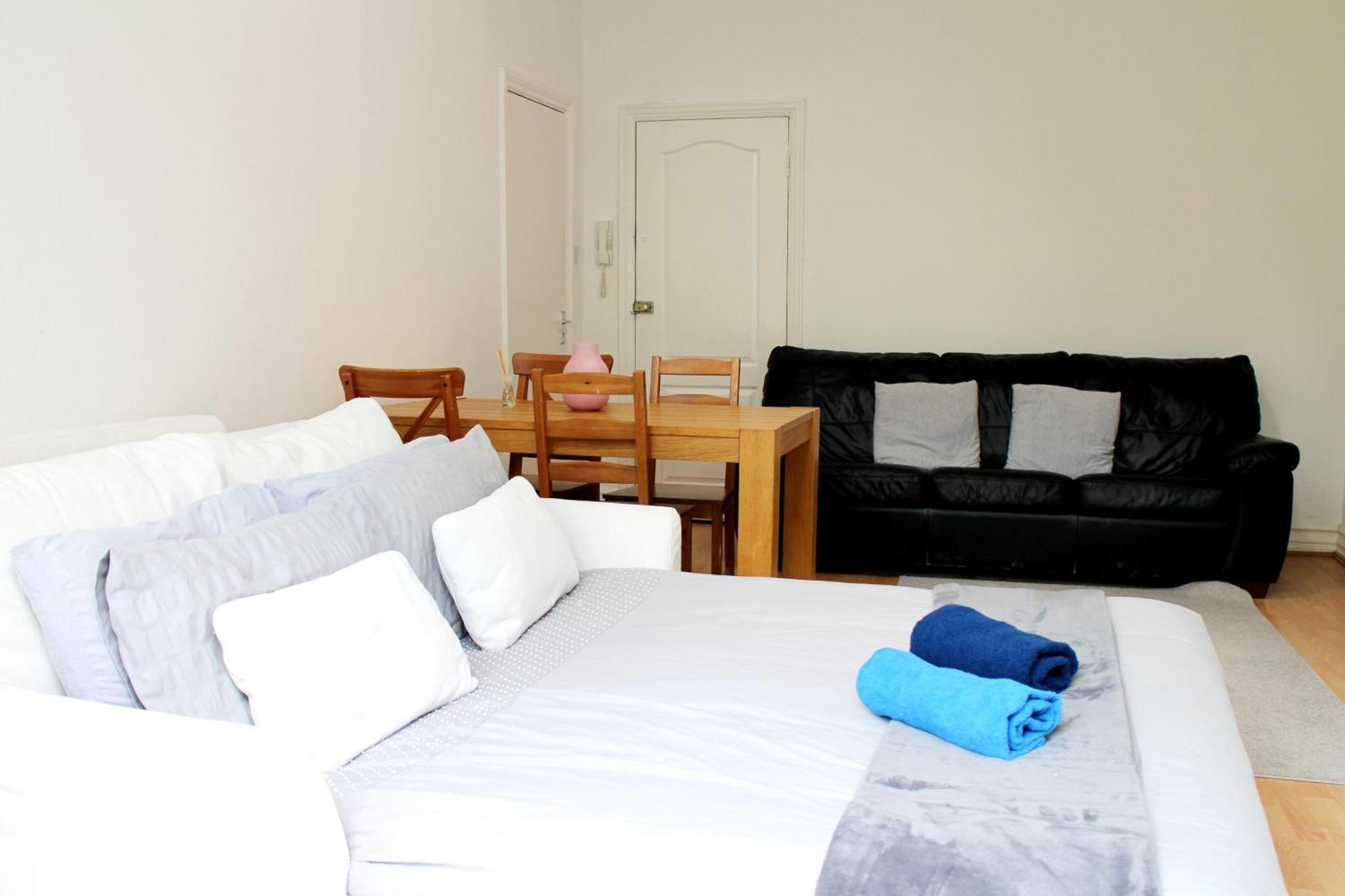 Large Garden Apartment On Golders Green High Road London Exteriör bild