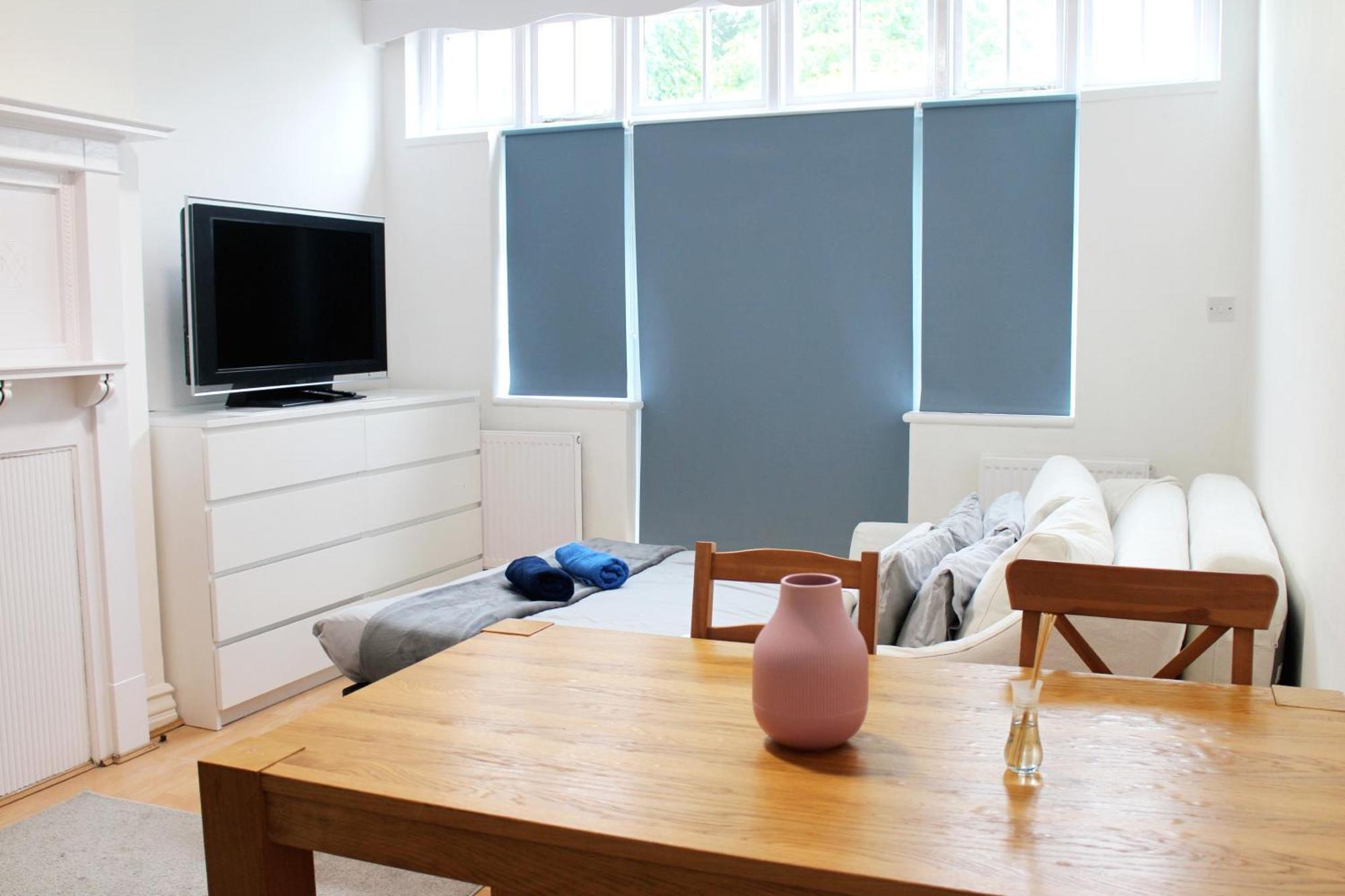 Large Garden Apartment On Golders Green High Road London Exteriör bild