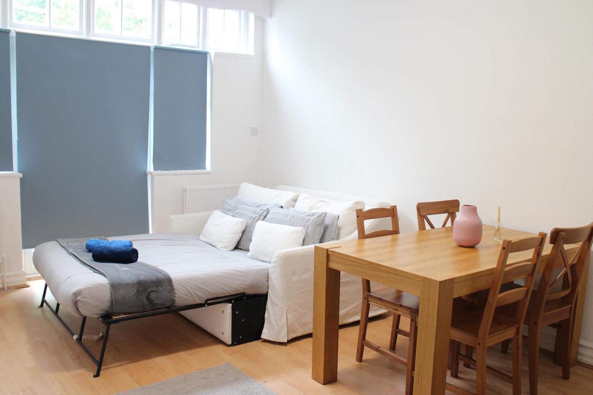 Large Garden Apartment On Golders Green High Road London Exteriör bild