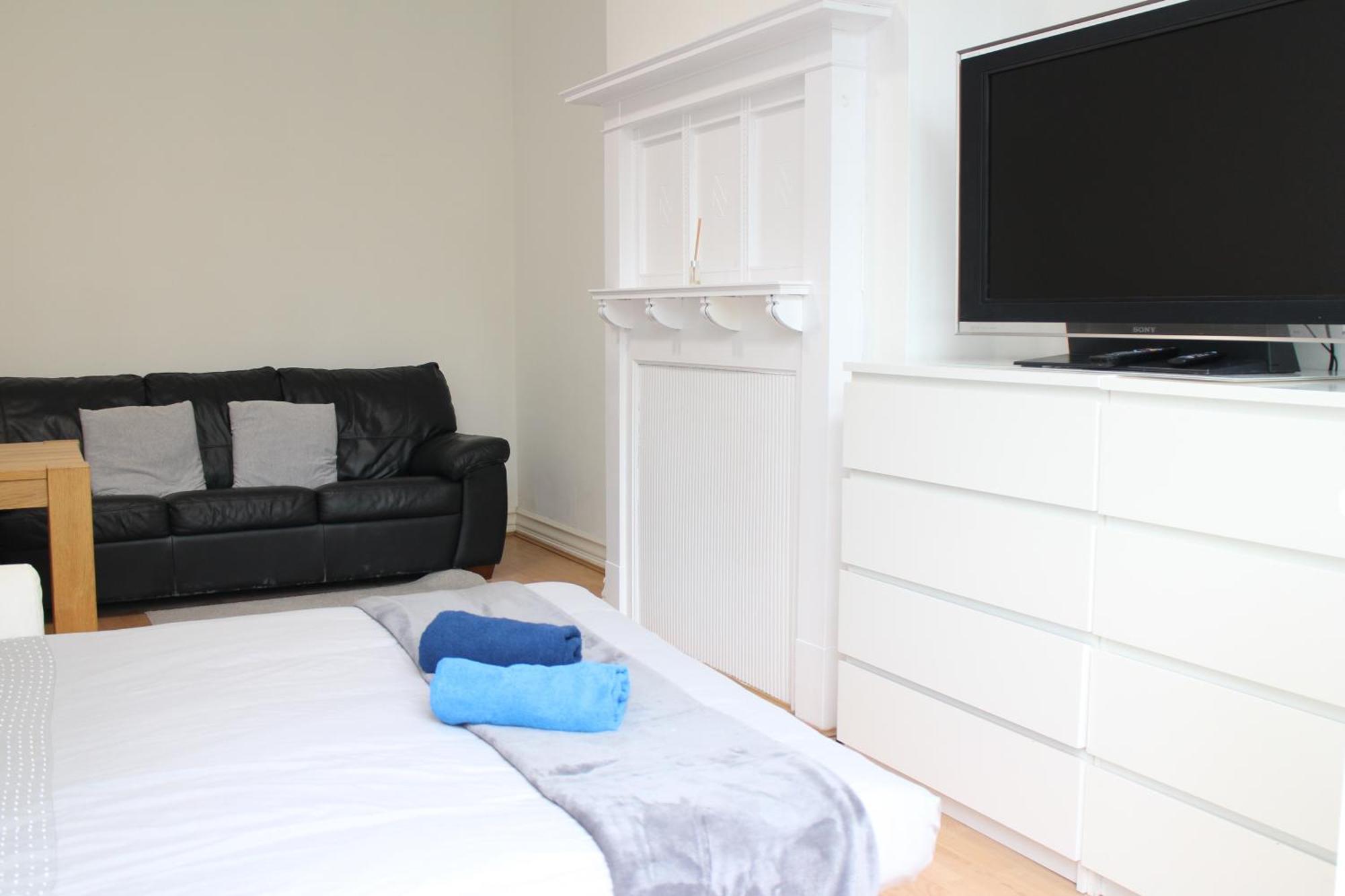 Large Garden Apartment On Golders Green High Road London Exteriör bild