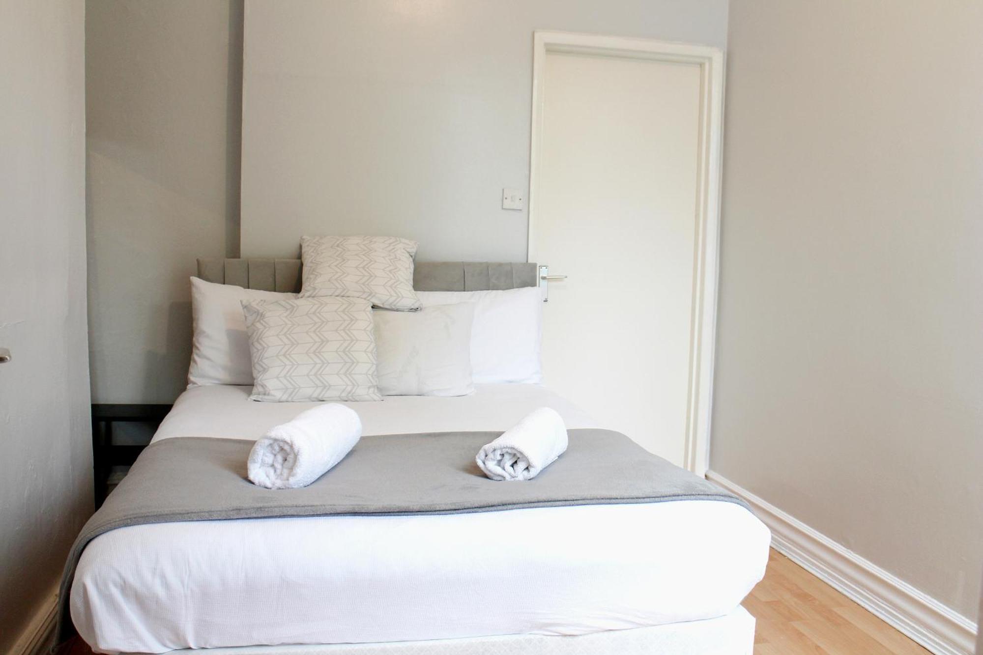 Large Garden Apartment On Golders Green High Road London Exteriör bild