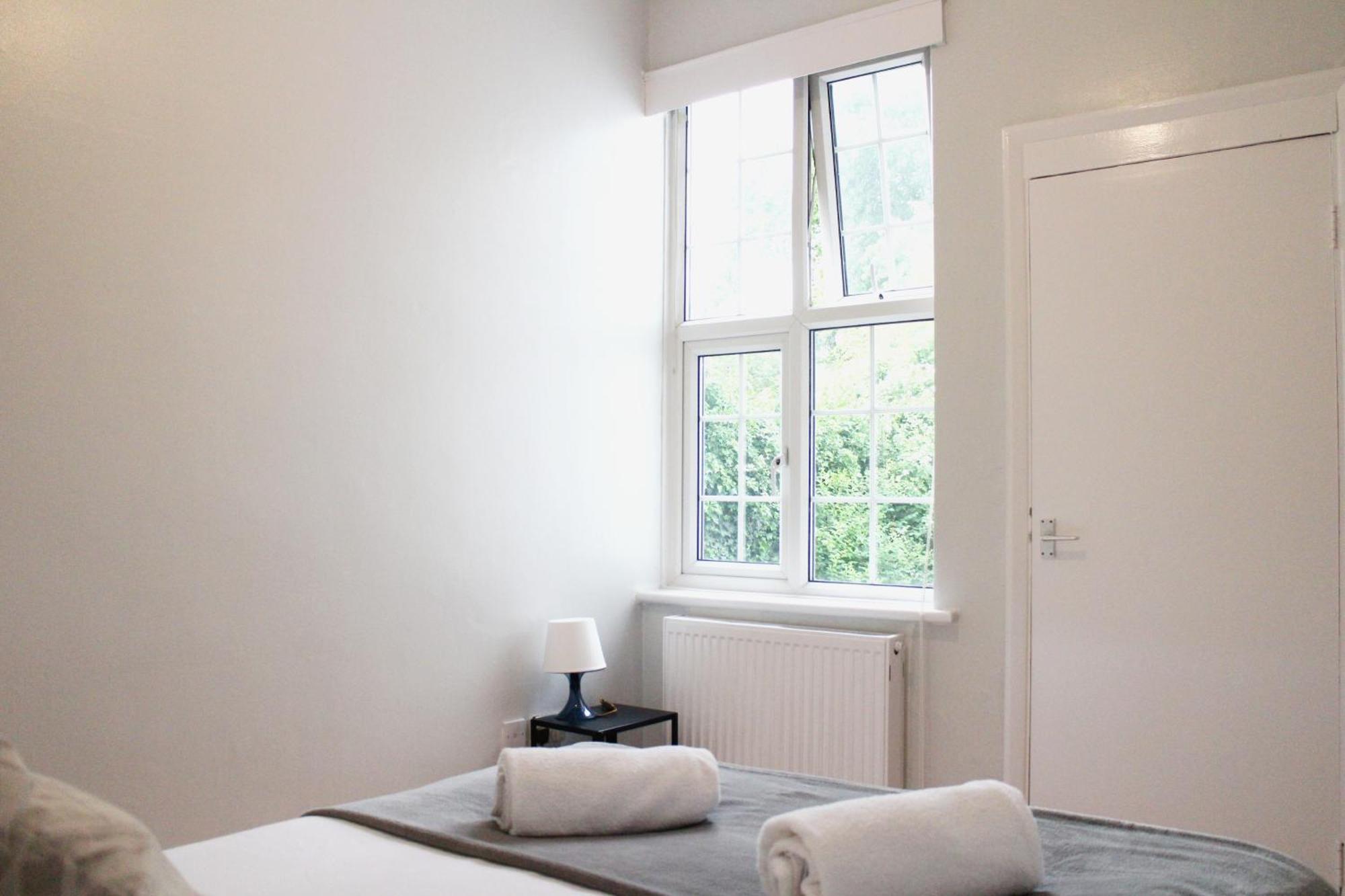 Large Garden Apartment On Golders Green High Road London Exteriör bild