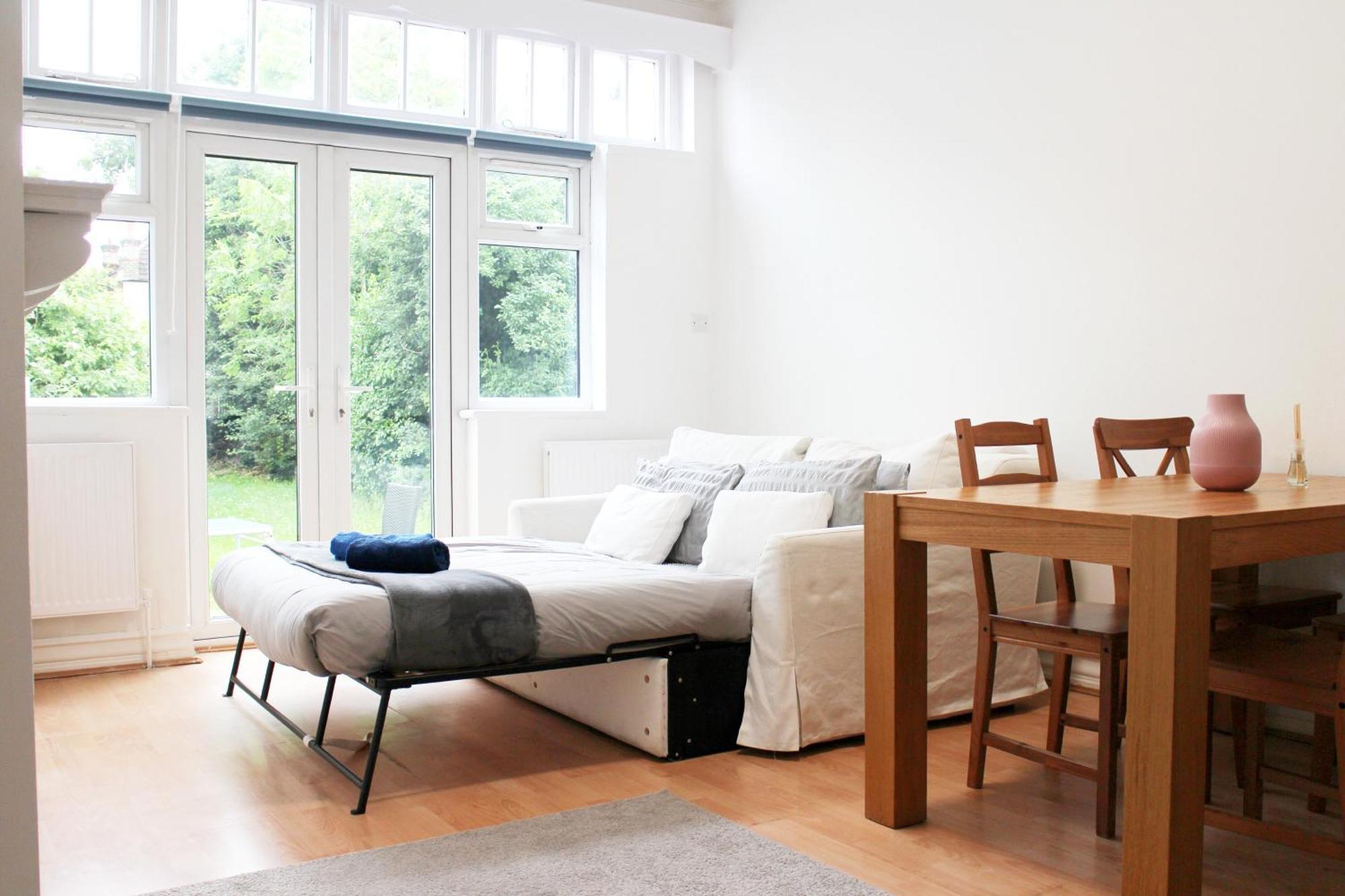 Large Garden Apartment On Golders Green High Road London Exteriör bild